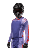 Alpinestars 2024 Techstar Ocuri Jersey, maglia da motocross, viola e arancione acceso, a maniche lunghe con traforature laser per la ventilazione, vestibilità racing atletica, indossata con casco e guanti da motocross neri