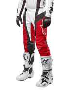 Alpinestars Pantaloni Techstar Ocuri 2024, pantaloni da motocross, Rosso Marte, bianco e nero, indossati con maglia coordinata bianca e nera, guanti neri e stivali da corsa bianchi con fibbie, abbigliamento protettivo tecnico mostrato su sfondo bianco