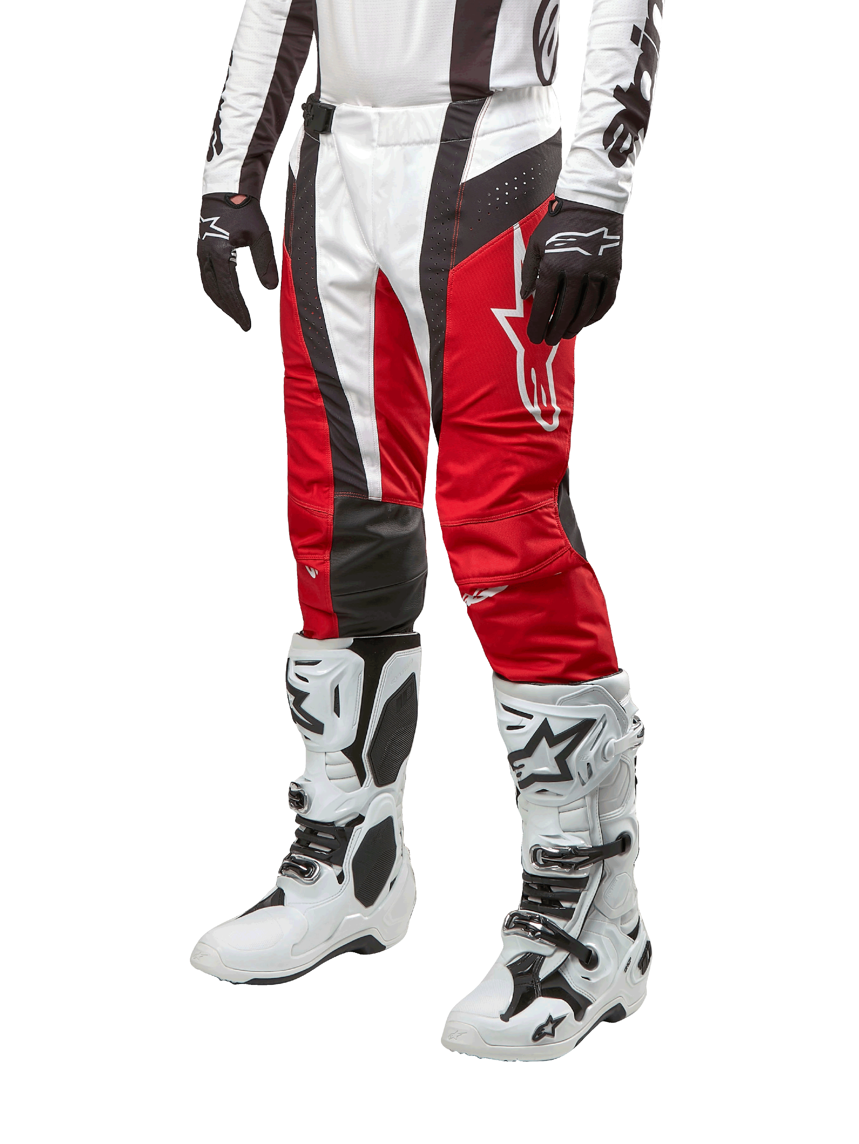 Alpinestars Pantaloni Techstar Ocuri 2024, pantaloni da motocross, Rosso Marte, bianco e nero, indossati con maglia coordinata bianca e nera, guanti neri e stivali da corsa bianchi con fibbie, abbigliamento protettivo tecnico mostrato su sfondo bianco