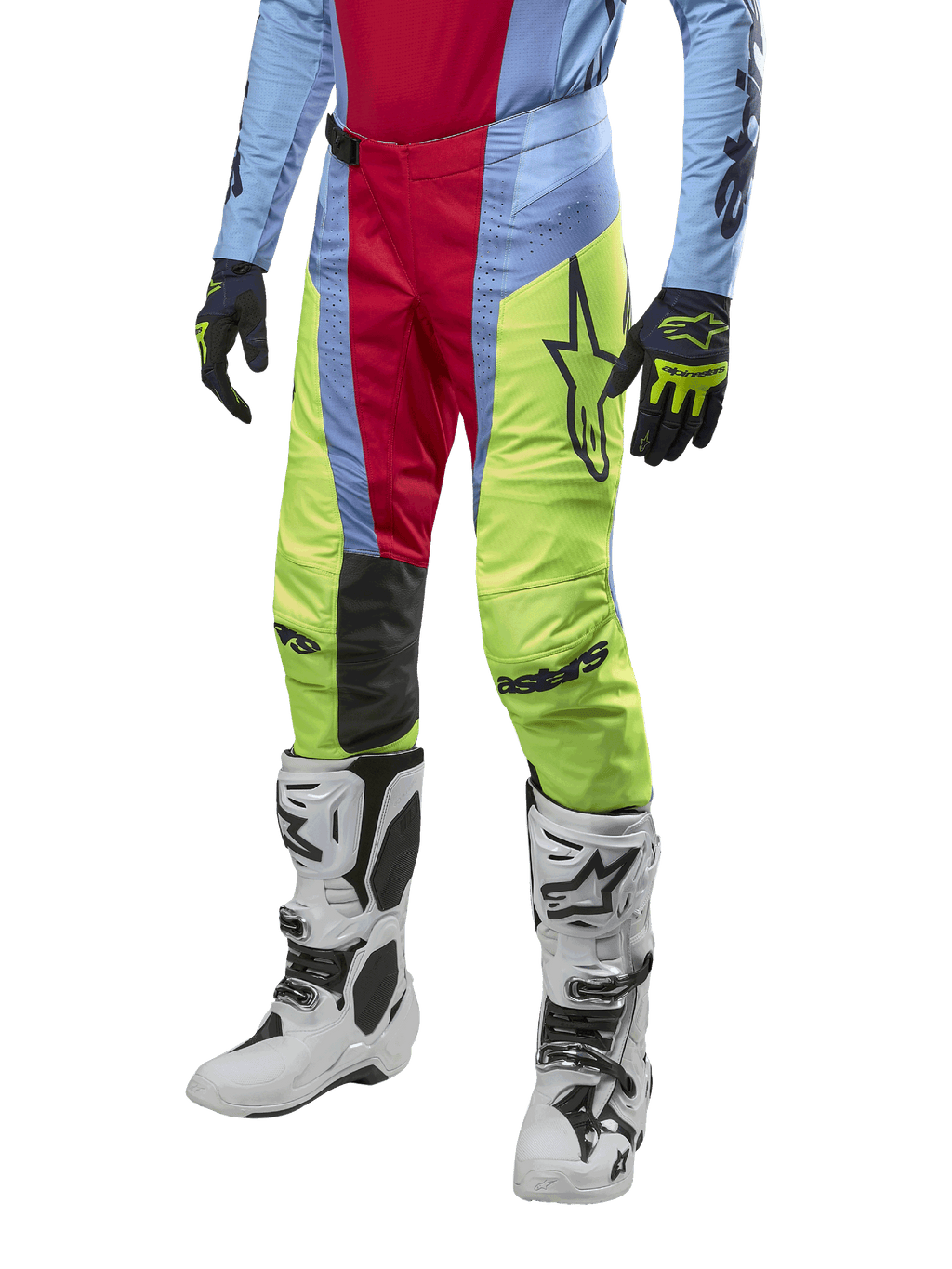 Alpinestars 2024 Techstar Ocuri Pants, pantaloni da motocross, azzurro, rosso berry e giallo neon, indossati con abbigliamento coordinato e stivali bianchi, con logo Astars in evidenza e una vestibilità racing performante.