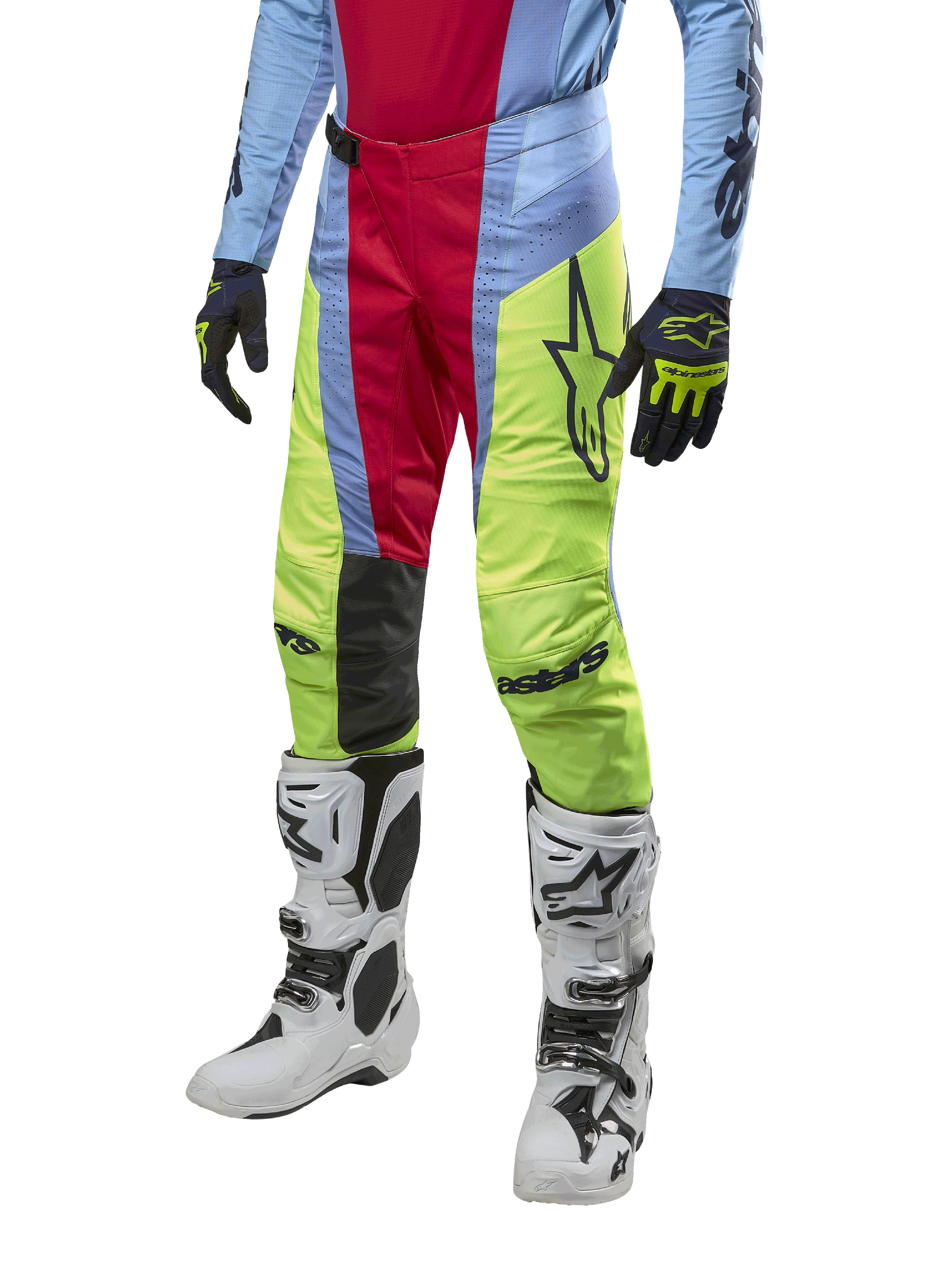 Alpinestars 2024 Techstar Ocuri Pants, pantaloni da motocross, azzurro, rosso berry e giallo neon, indossati con abbigliamento coordinato e stivali bianchi, con logo Astars in evidenza e una vestibilità racing performante.