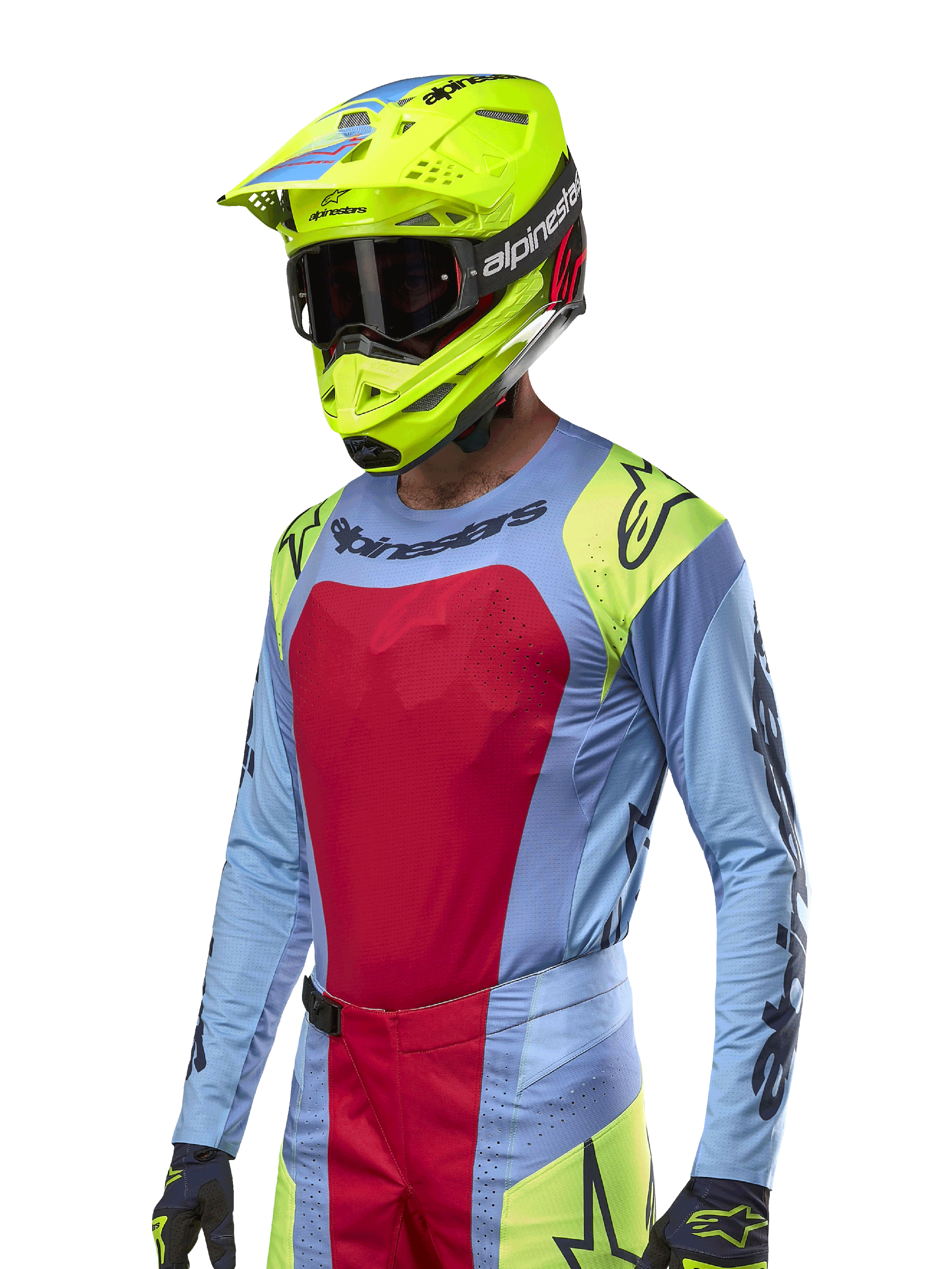 Maglia Alpinestars Techstar Ocuri 2024, maglia da motocross azzurro con accenti rossi e giallo fluo, indossata con casco giallo neon abbinato e occhiali neri, loghi Alpinestars neri su petto e spalle, design sportivo per prestazioni off-road