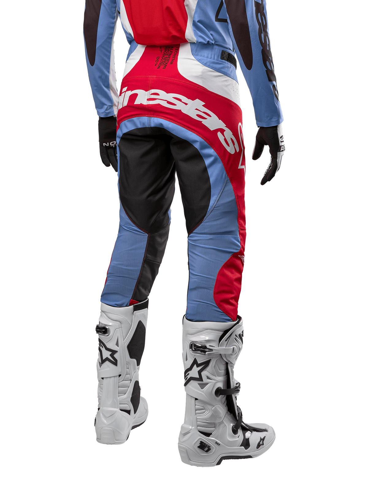 Alpinestars 2024 Techstar Ocuri Pants, pantaloni da motocross, azzurro, rosso Marte e bianco, vista posteriore che mette in risalto il grande logo Alpinestars rosso sulla seduta, indossati con stivali da gara bianchi e maglia coordinata.