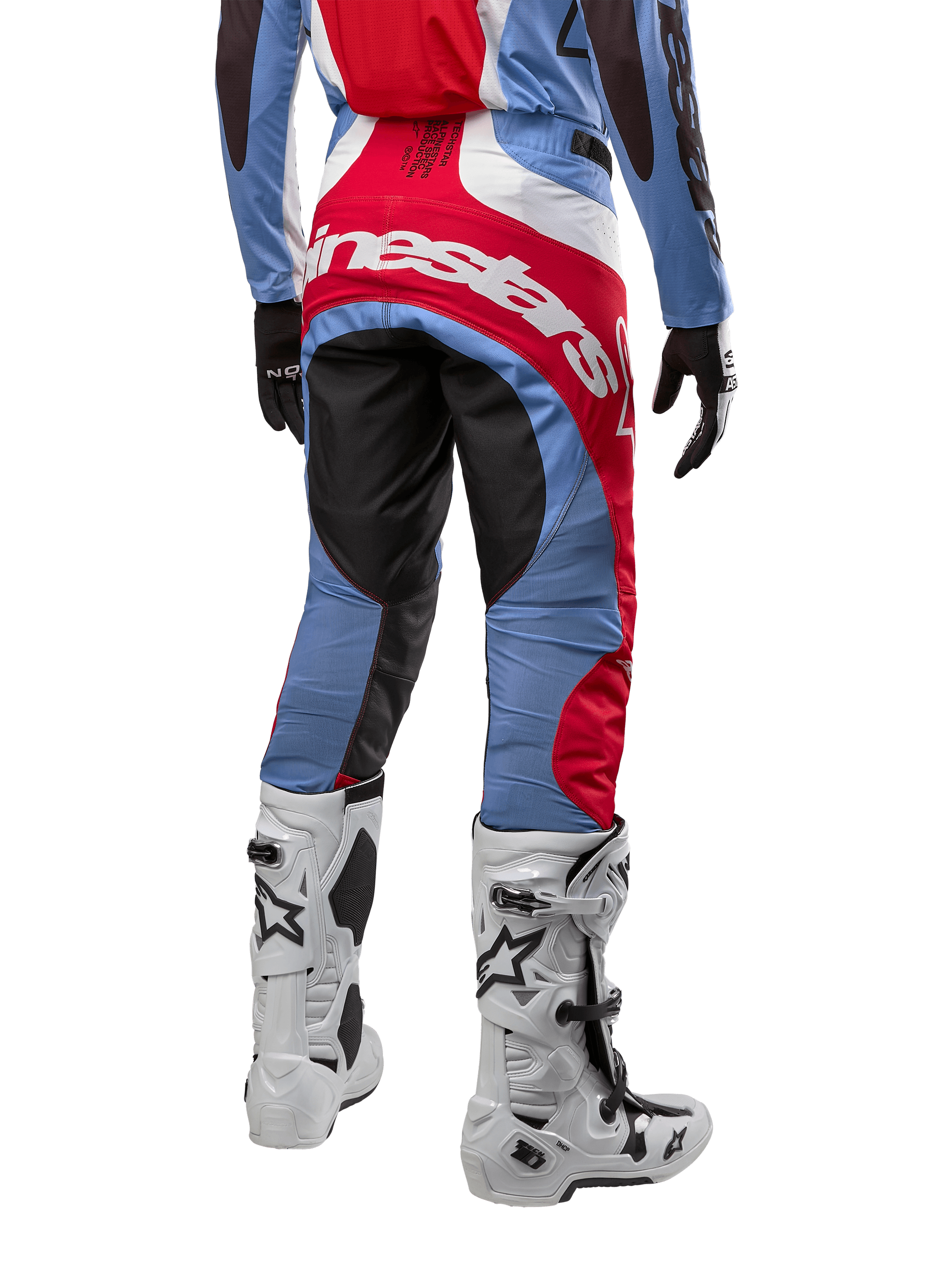 Alpinestars 2024 Techstar Ocuri Pants, pantaloni da motocross, azzurro, rosso Marte e bianco, vista posteriore che mette in risalto il grande logo Alpinestars rosso sulla seduta, indossati con stivali da gara bianchi e maglia coordinata.