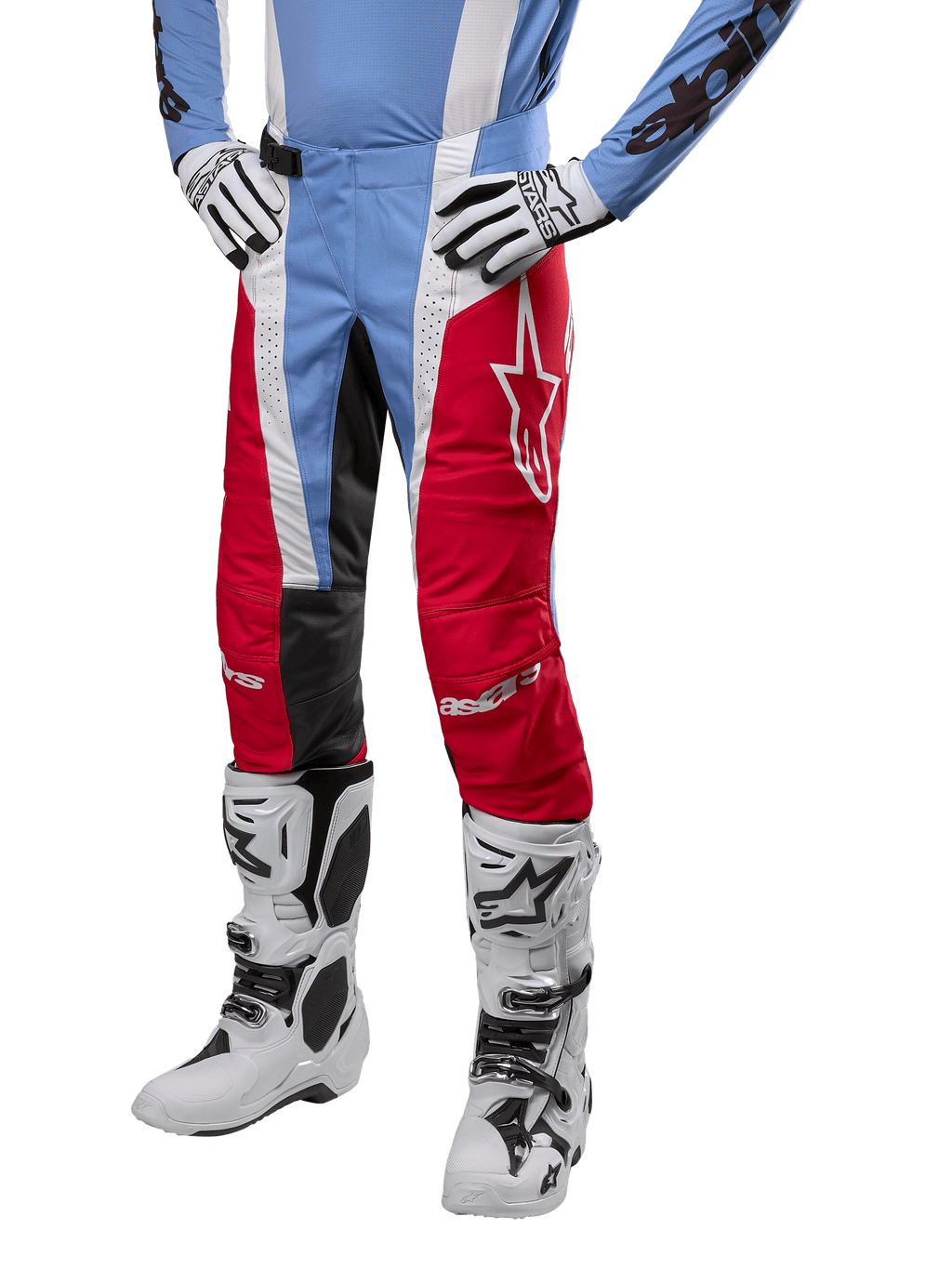 Alpinestars 2024 Techstar Ocuri Pants, pantaloni da motocross, azzurro, rosso Mars e bianco, indossati con jersey azzurro e stivali bianchi, con logo a stella sulla coscia e ginocchia rinforzate, equipaggiamento completo per corse fuoristrada