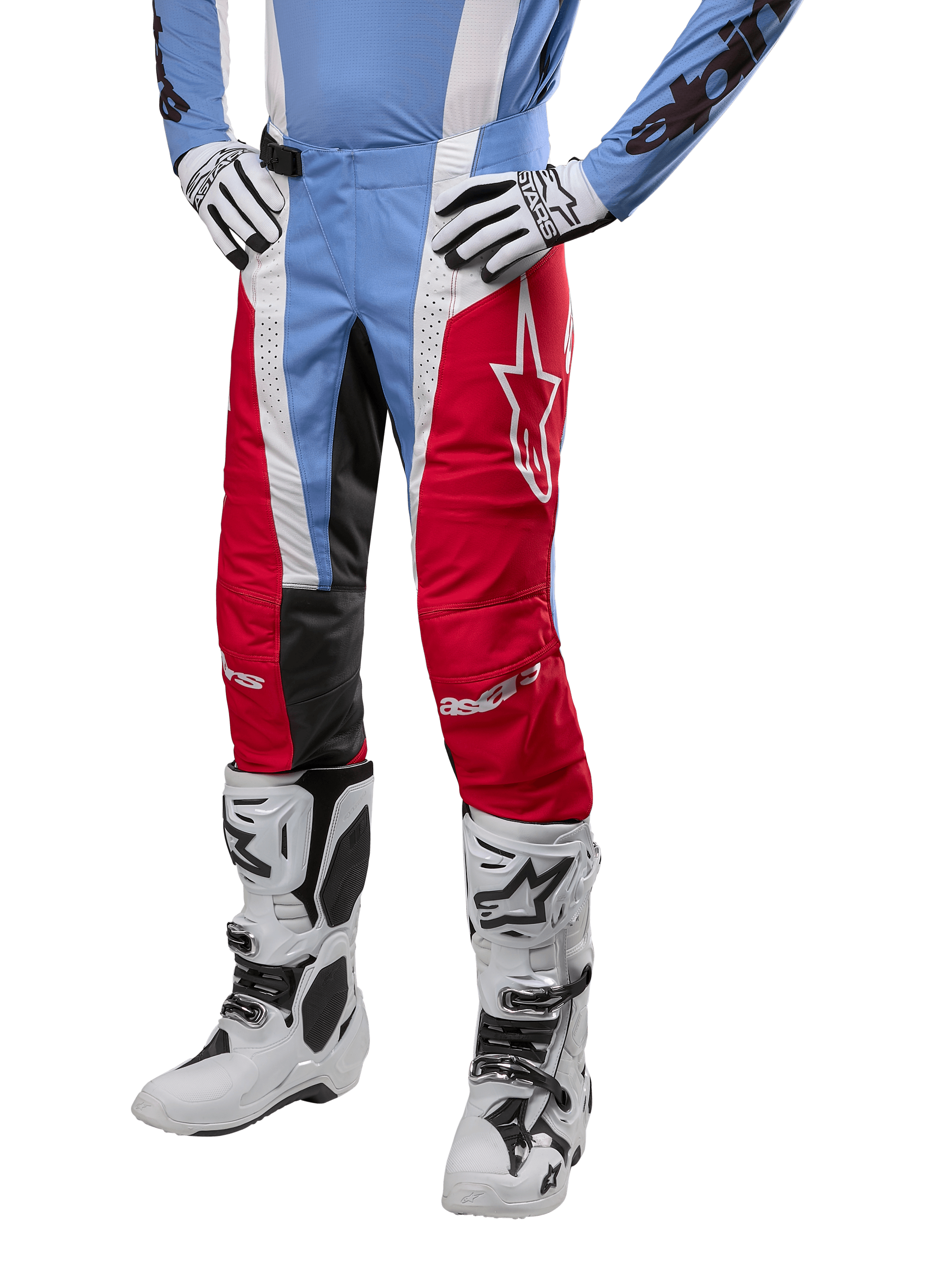 Alpinestars 2024 Techstar Ocuri Pants, pantaloni da motocross, azzurro, rosso Mars e bianco, indossati con jersey azzurro e stivali bianchi, con logo a stella sulla coscia e ginocchia rinforzate, equipaggiamento completo per corse fuoristrada