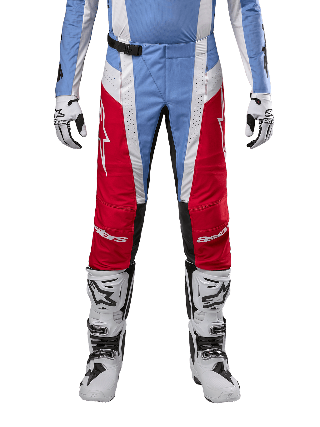 Alpinestars 2024 Techstar Ocuri Pants, pantaloni da motocross, azzurro, rosso Marte e bianco, vista frontale dalla vita in giù, abbinati a stivali e guanti da motocross bianchi e neri, attrezzatura tecnica per competizioni fuoristrada ad alte prestazioni