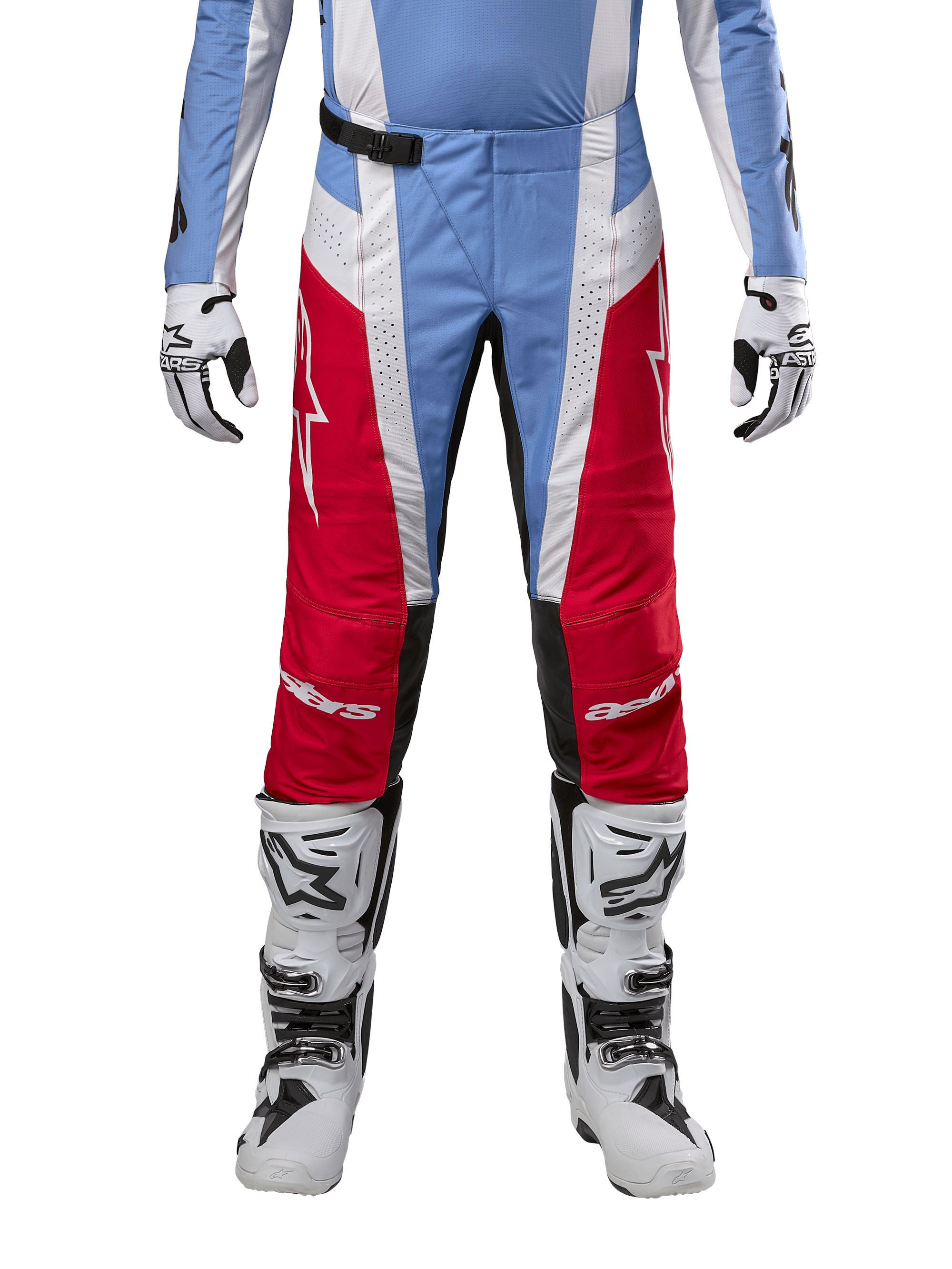 Alpinestars 2024 Techstar Ocuri Pants, pantaloni da motocross, azzurro, rosso Marte e bianco, vista frontale dalla vita in giù, abbinati a stivali e guanti da motocross bianchi e neri, attrezzatura tecnica per competizioni fuoristrada ad alte prestazioni