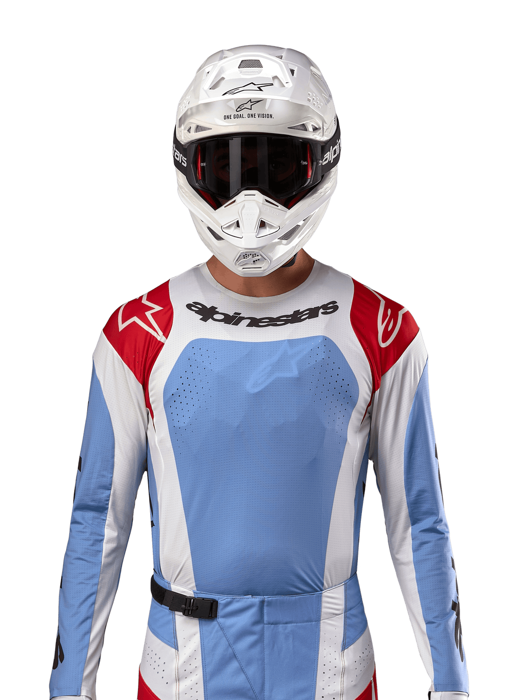 Maglia Alpinestars Techstar Ocuri 2024, maglia da motocross, azzurro, rosso Marte e bianco, vista frontale con ventilazione tagliata al laser e vestibilità atletica, indossata con casco bianco e occhiali per un look professionale da gara fuoristrada