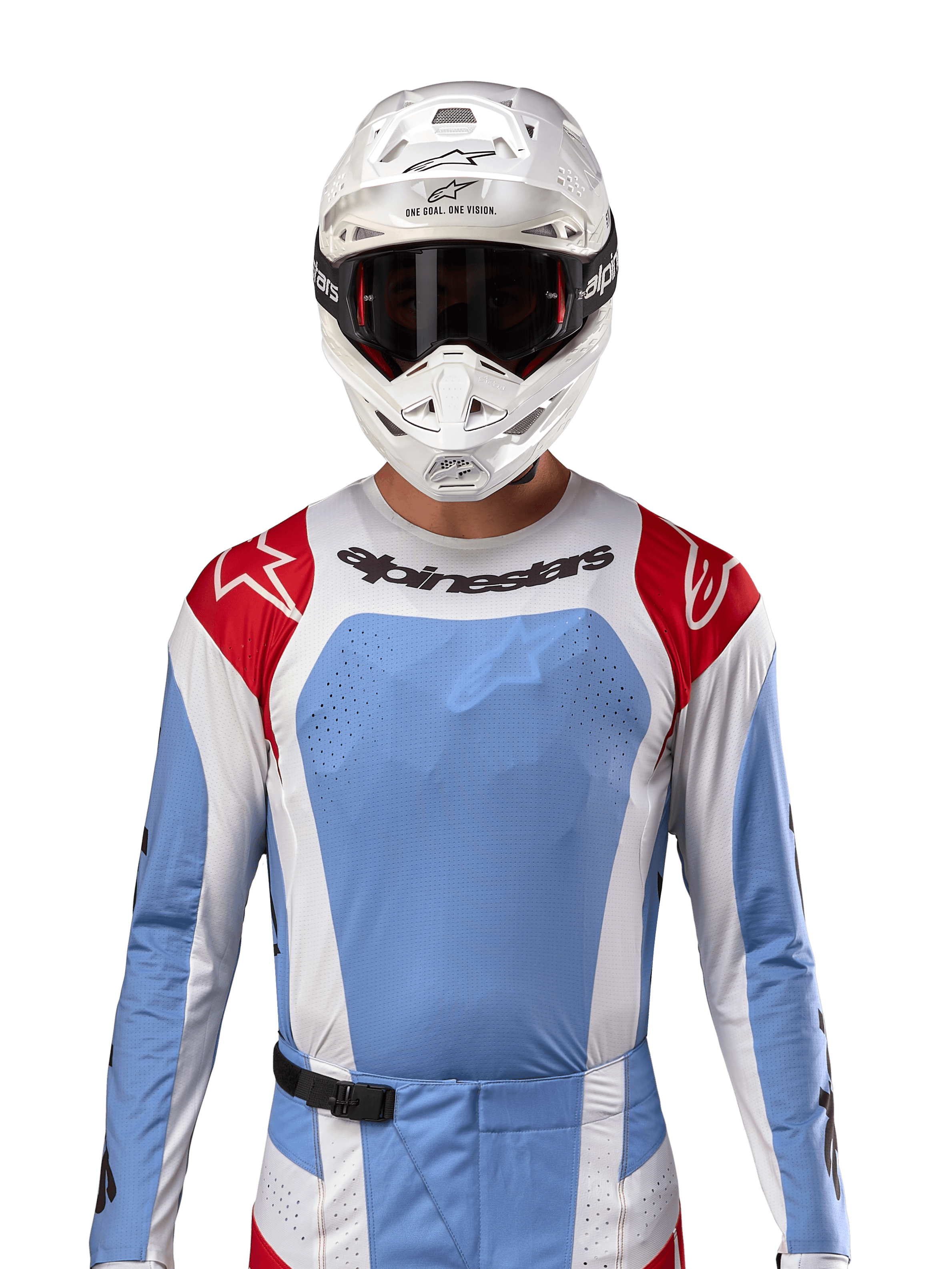 Maglia Alpinestars Techstar Ocuri 2024, maglia da motocross, azzurro, rosso Marte e bianco, vista frontale con ventilazione tagliata al laser e vestibilità atletica, indossata con casco bianco e occhiali per un look professionale da gara fuoristrada