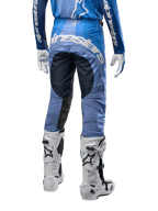 Alpinestars 2024 Techstar Pneuma Pants, pantaloni da motocross, blu scuro e azzurro, vista posteriore con logo bianco sulla seduta e pannelli neri rinforzati, abbinati a stivali da motocross Tech 10 bianchi