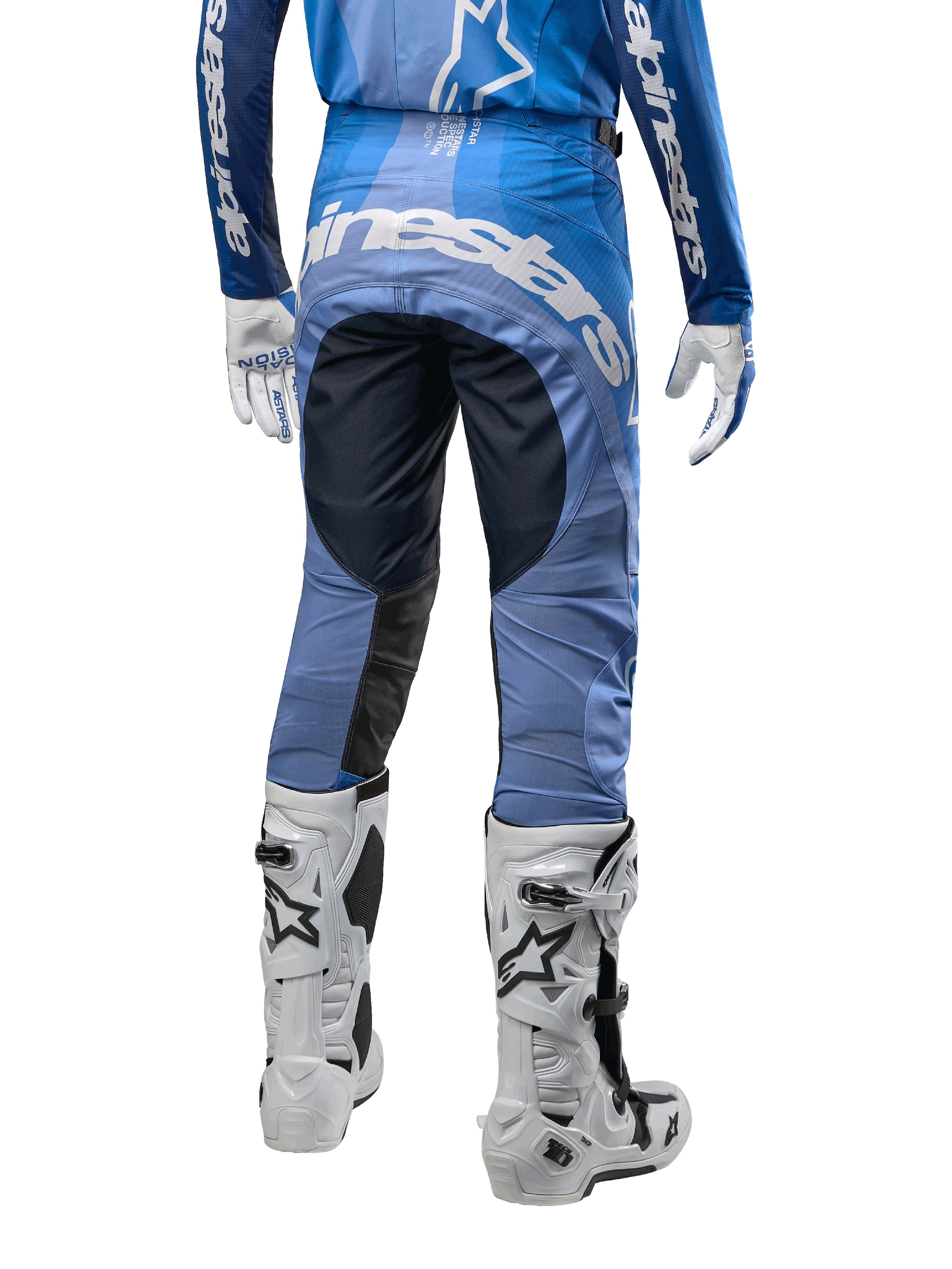 Alpinestars 2024 Techstar Pneuma Pants, pantaloni da motocross, blu scuro e azzurro, vista posteriore con logo bianco sulla seduta e pannelli neri rinforzati, abbinati a stivali da motocross Tech 10 bianchi