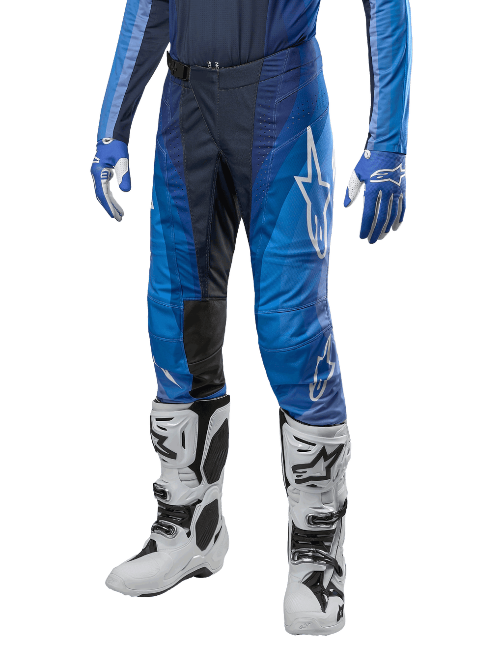 Pantaloni Alpinestars Techstar Pneuma 2024, pantaloni da motocross, blu navy e azzurro, indossati con maglia blu coordinata e stivali bianchi, con logo bianco sulla coscia, zone con grip testurizzato e design sportivo per gare fuoristrada