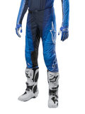 Pantaloni Alpinestars Techstar Pneuma 2024, pantaloni da motocross, blu navy e azzurro, indossati con maglia blu coordinata e stivali bianchi, con logo bianco sulla coscia, zone con grip testurizzato e design sportivo per gare fuoristrada