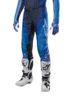 Pantaloni Alpinestars Techstar Pneuma 2024, pantaloni da motocross, blu navy e azzurro, indossati con maglia blu coordinata e stivali bianchi, con logo bianco sulla coscia, zone con grip testurizzato e design sportivo per gare fuoristrada