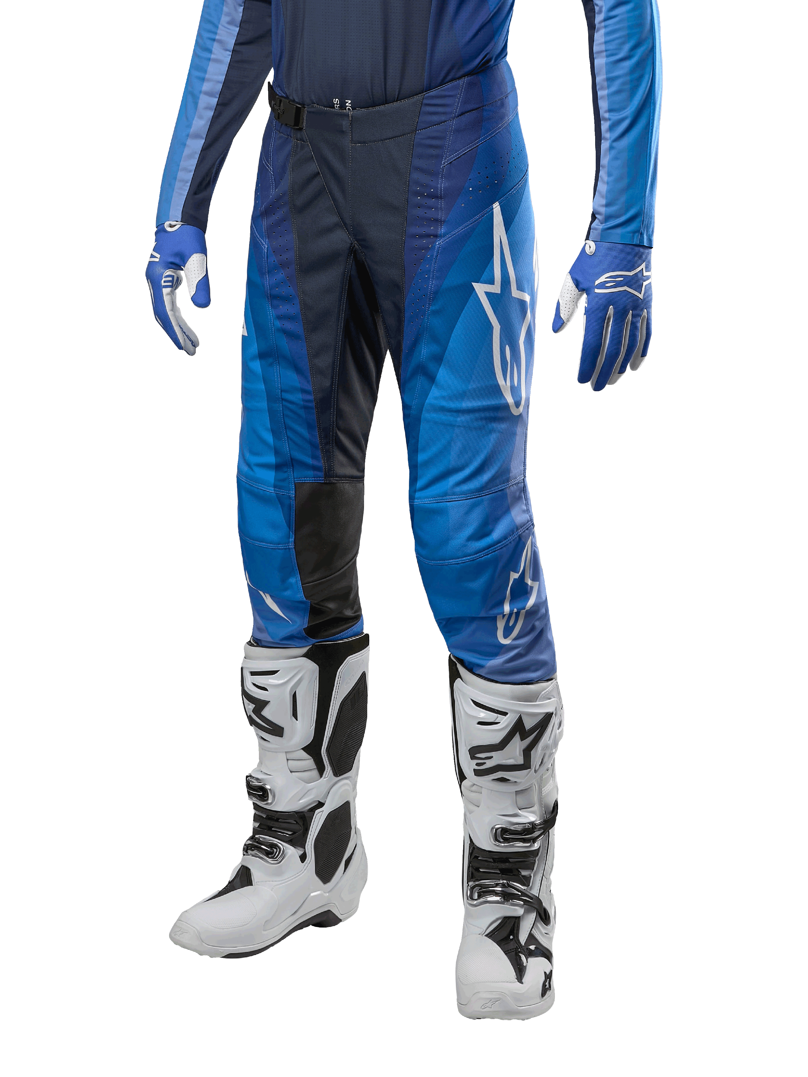 Pantaloni Alpinestars Techstar Pneuma 2024, pantaloni da motocross, blu navy e azzurro, indossati con maglia blu coordinata e stivali bianchi, con logo bianco sulla coscia, zone con grip testurizzato e design sportivo per gare fuoristrada