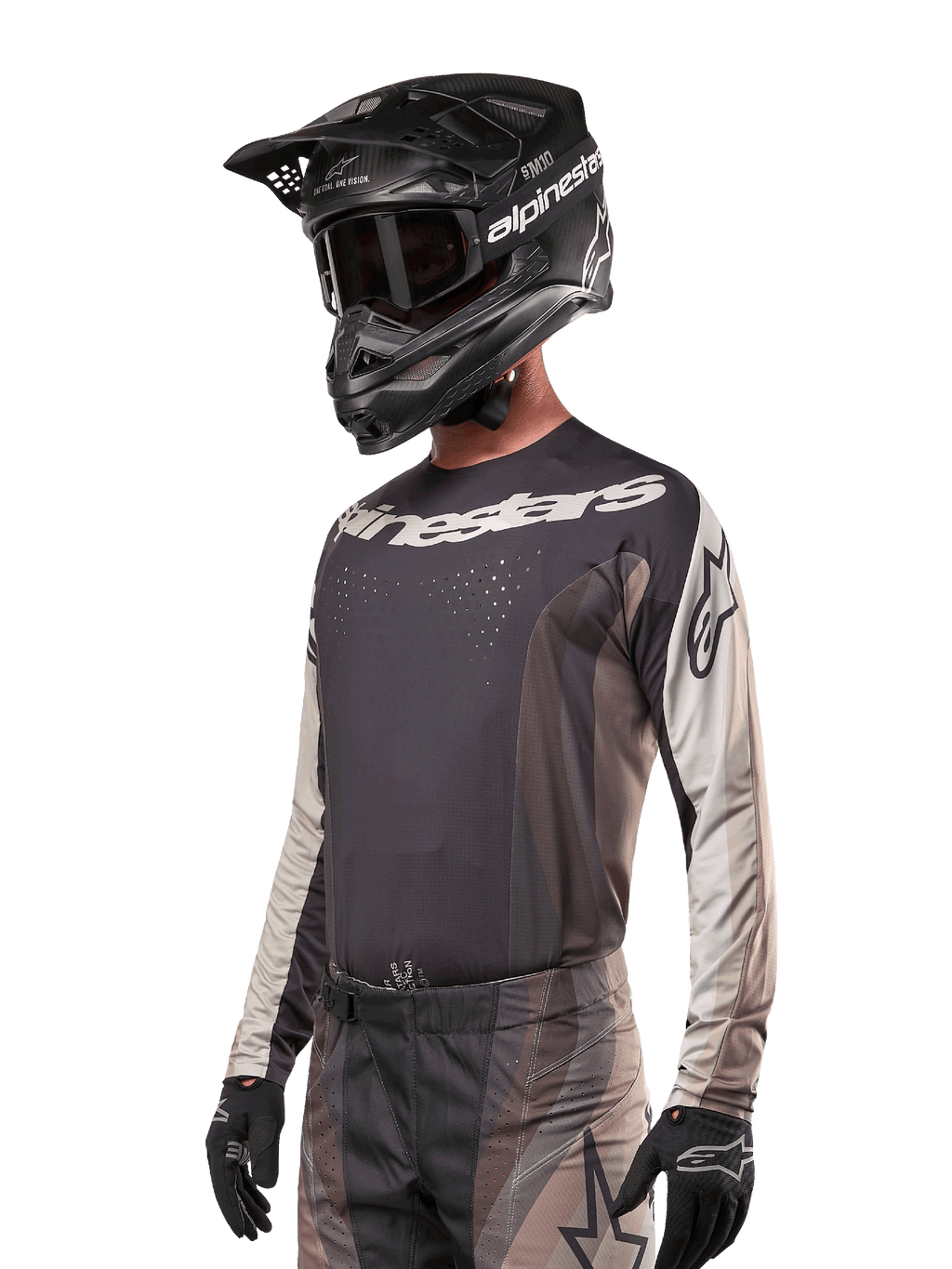 Alpinestars maglia Techstar Pneuma 2024, maglia da motocross racing, Dark Sand e grigio Iron Dust, maglia tecnica a maniche lunghe con perforazioni tagliate al laser e loghi bianchi, indossata con pantaloni coordinati e casco nero, vestibilità atletica per la guida fuoristrada.