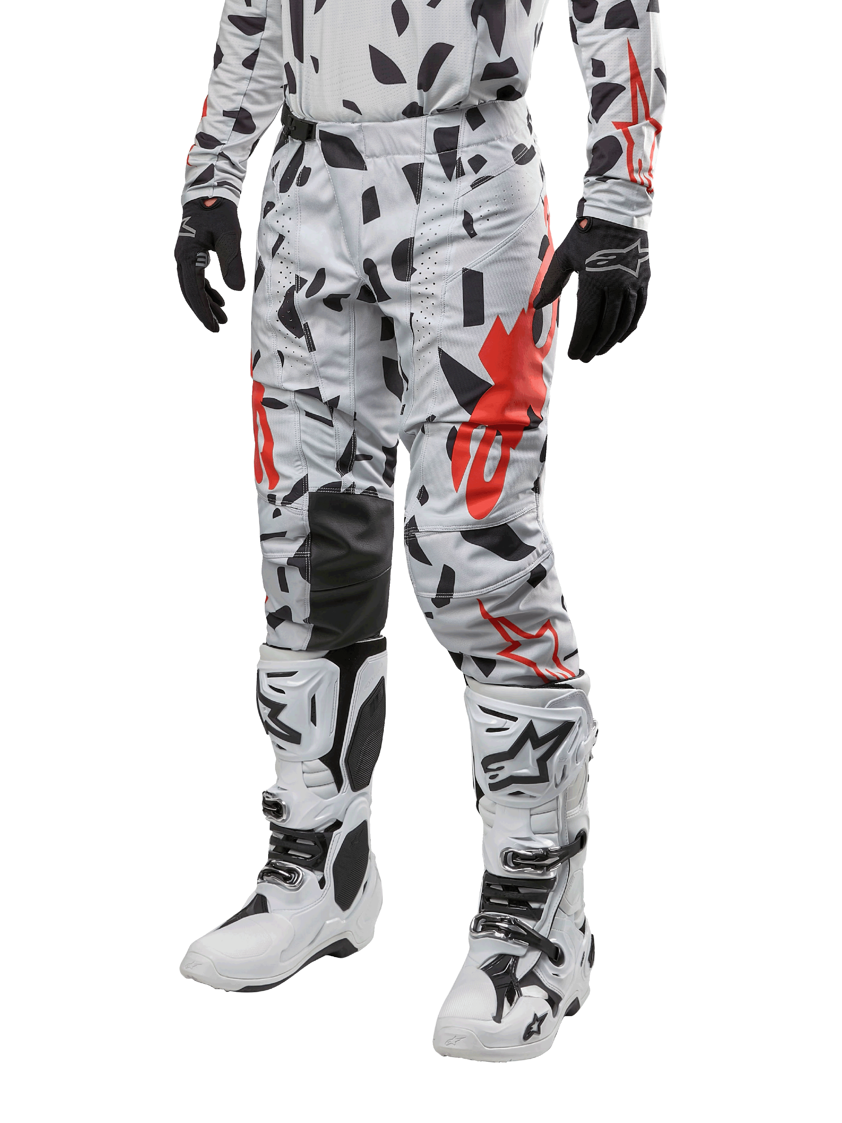 Alpinestars 2024 Techstar Rantera Pants, pantaloni da motocross, grigio Haze Gray Camo con motivo astratto nero e rosso, indossati con maglia coordinata, guanti neri e stivali da motocross bianchi, progettati per corse fuoristrada ad alte prestazioni