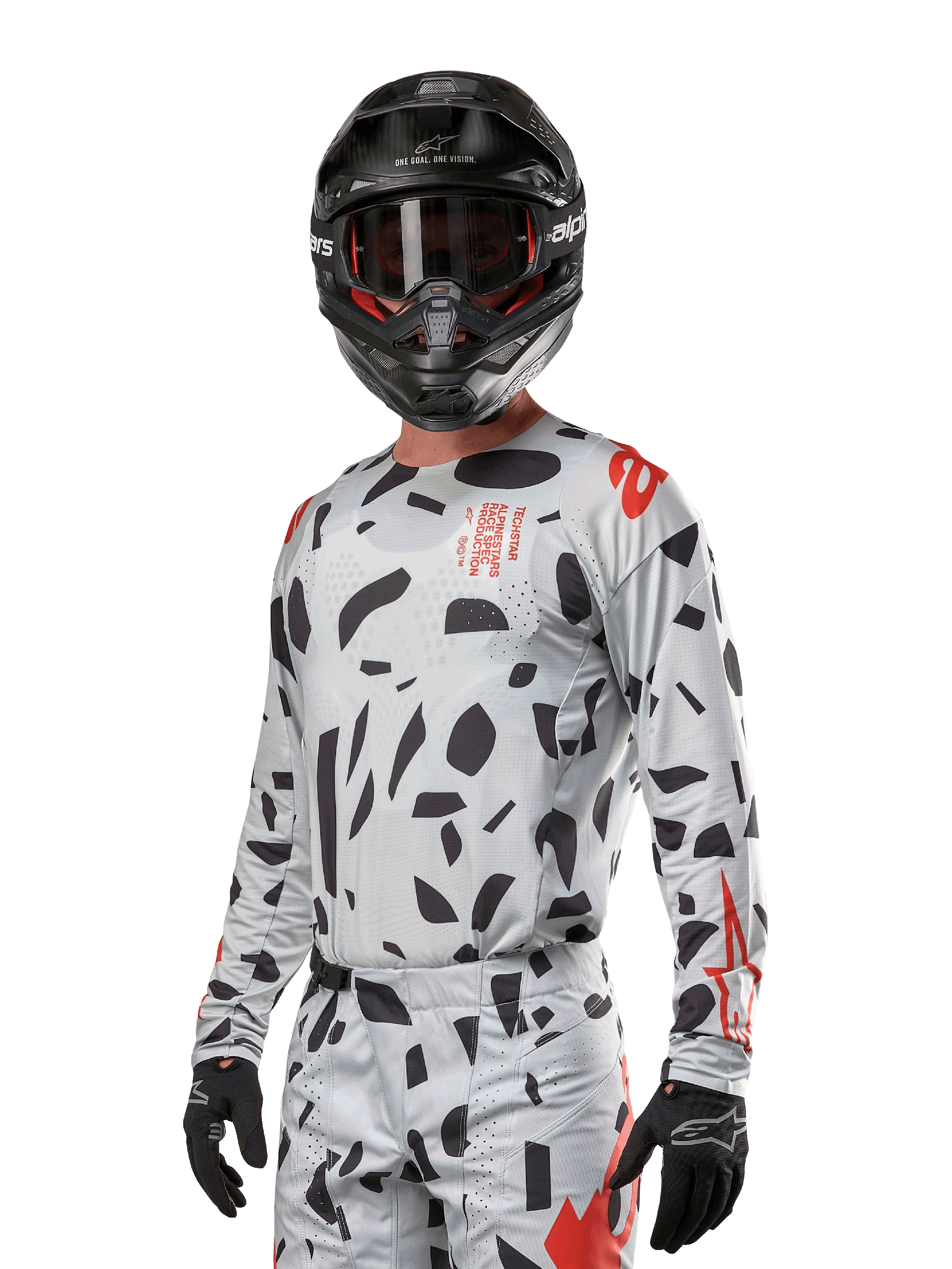 Alpinestars 2024 Techstar Rantera Jersey, maglia da motocross, Haze Gray Camo con motivi astratti neri e accenti rossi, design a maniche lunghe indossato con casco e guanti neri coordinati, abbigliamento tecnico da competizione off-road