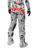 Alpinestars 2024 Techstar Rantera Pants, pantaloni da motocross, Haze Gray Camo con motivi mimetici neri e un grande logo Alpinestars rosso sulla seduta, vista posteriore indossata con stivali bianchi e abbigliamento da gara coordinato