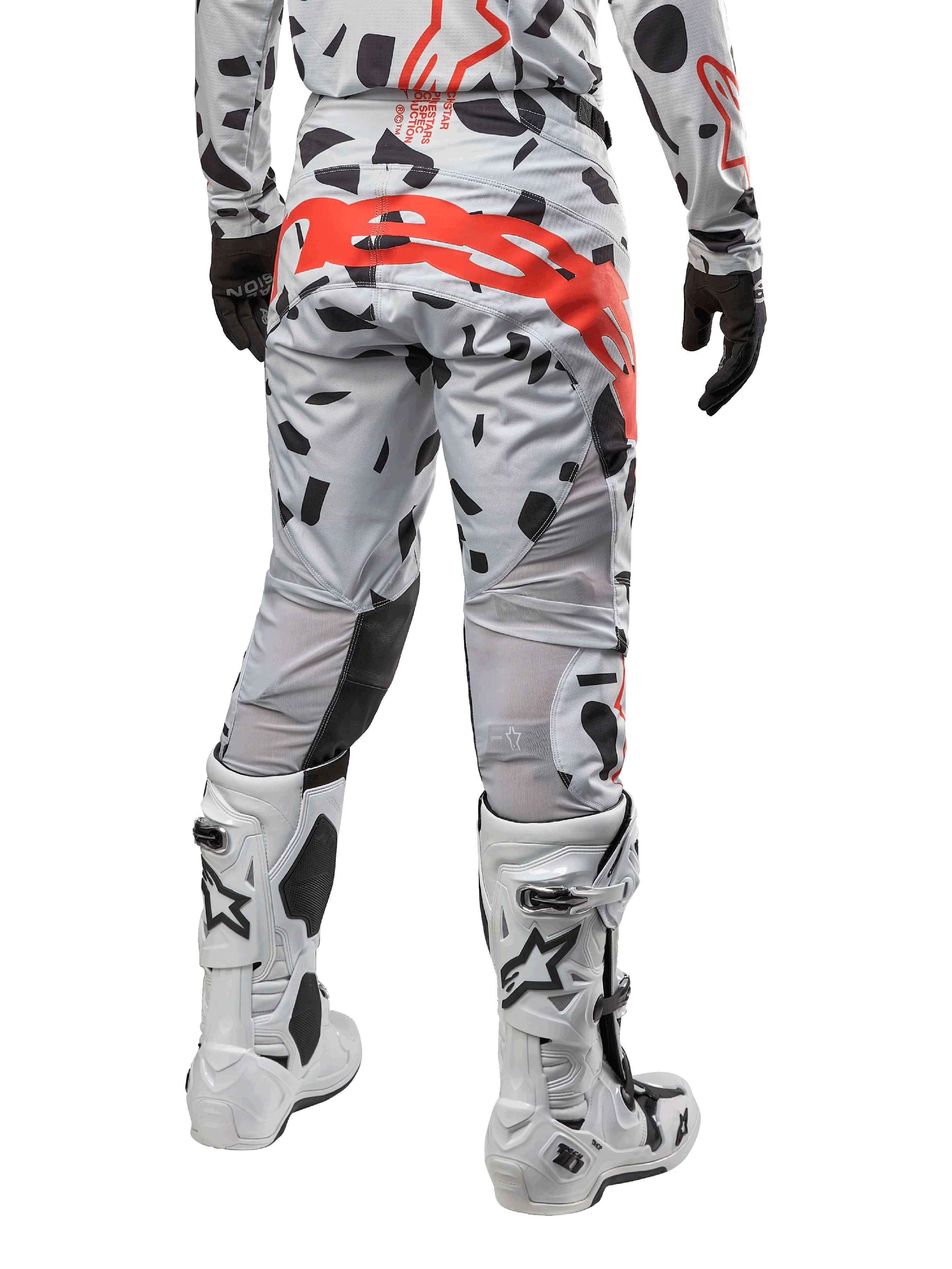 Alpinestars 2024 Techstar Rantera Pants, pantaloni da motocross, Haze Gray Camo con motivi mimetici neri e un grande logo Alpinestars rosso sulla seduta, vista posteriore indossata con stivali bianchi e abbigliamento da gara coordinato