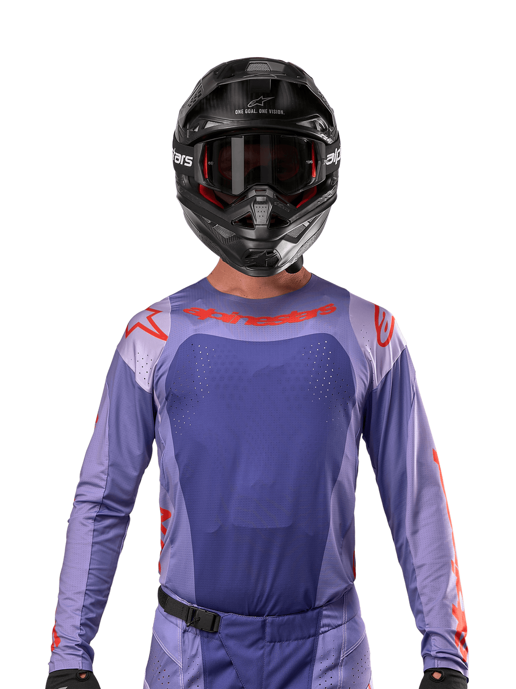 Alpinestars Techstar Ocuri Jersey 2024, maglia da motocross viola e arancione acceso, indossata da un pilota con casco e occhiali neri, dotata di perforazioni tagliate al laser sul petto, vestibilità atletica race fit e loghi rossi su spalle e petto.