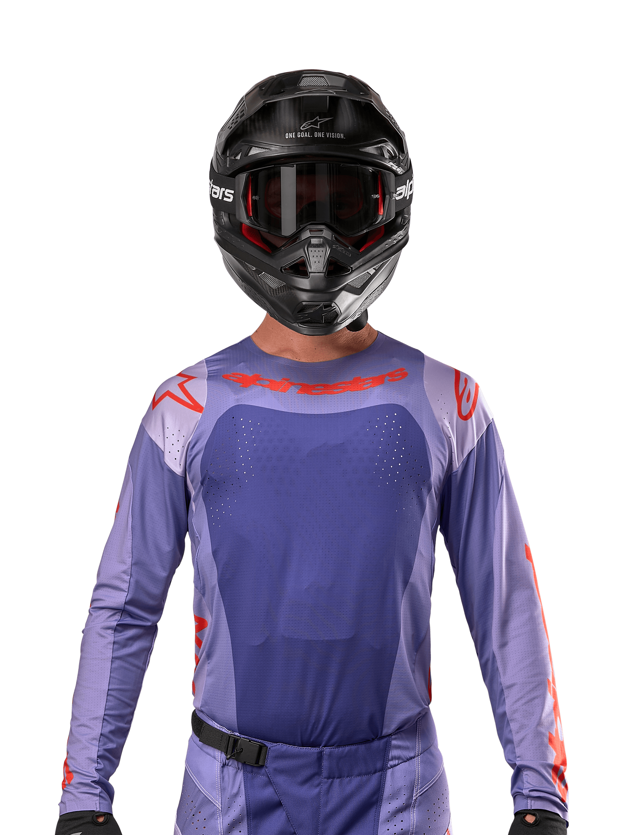 Alpinestars Techstar Ocuri Jersey 2024, maglia da motocross viola e arancione acceso, indossata da un pilota con casco e occhiali neri, dotata di perforazioni tagliate al laser sul petto, vestibilità atletica race fit e loghi rossi su spalle e petto.