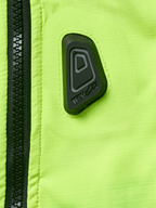 Alpinestars Tech-Air® 3 V2 System, gilet airbag da moto, primo piano del tessuto giallo fluo resistente all'acqua con cerniera nera, con patch gommata nera del logo Tech-Air, dispositivo di sicurezza ad alta visibilità