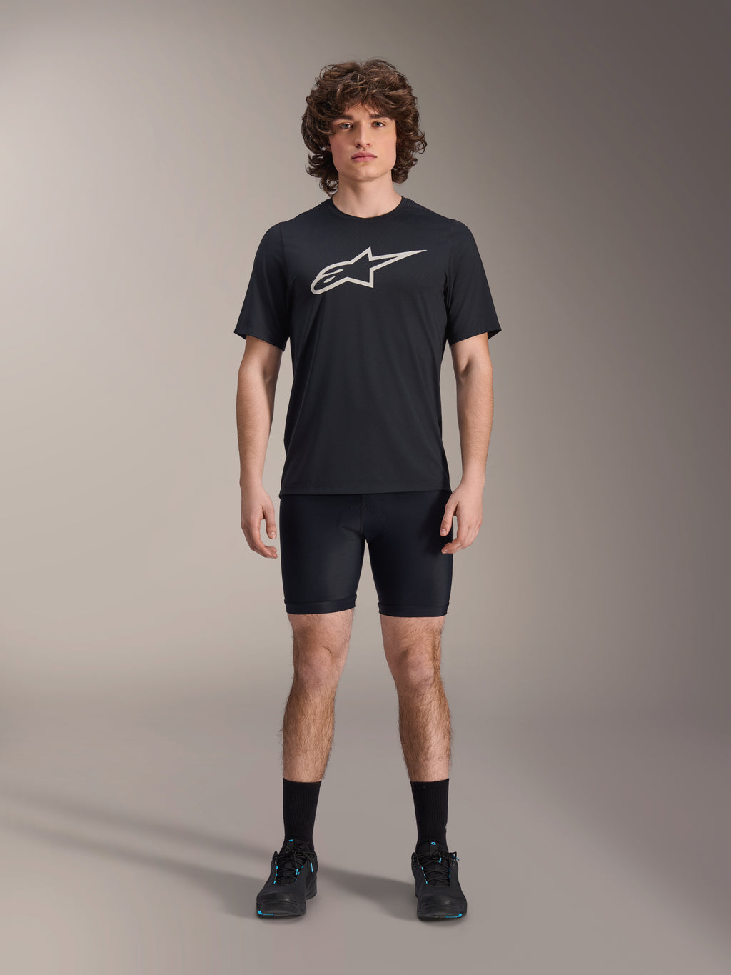Alpinestars A-Dura Liner Shorts, pantaloncini intimi da ciclismo neri, indossati da un modello con una t-shirt nera con logo Alpinestars e scarpe da ciclismo nere, design aderente per performance MTB e comfort in sella.