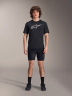 Alpinestars A-Dura Liner Shorts, pantaloncini intimi da ciclismo neri, indossati da un modello con una t-shirt nera con logo Alpinestars e scarpe da ciclismo nere, design aderente per performance MTB e comfort in sella.