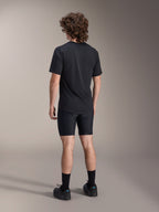 Alpinestars A-Dura Liner Shorts, pantaloncini liner da ciclismo neri, vista posteriore su modello, tessuto elasticizzato aderente con cuciture visibili del fondello, abbinati a una t-shirt nera e scarpe da ciclismo, abbigliamento per mountain bike