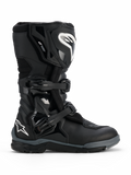 Alpinestars Corozal V2 Adventure Drystar® Boots, stivale da moto adventure nero, con loghi Alpinestars bianchi su stinco e tallone, due fibbie in polimero regolabili, costruzione multi-materiale resistente per guida su ogni terreno