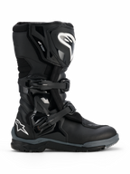 Alpinestars Corozal V2 Adventure Drystar® Boots, stivale da moto adventure nero, con loghi Alpinestars bianchi su stinco e tallone, due fibbie in polimero regolabili, costruzione multi-materiale resistente per guida su ogni terreno