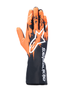 Guanti Alpinestars Tech-1 K V3, guanti da karting, nero arancione e bianco, con design grafico sublimato a pennellate arancioni su base nera, grande logo Astar bianco sul dorso e scritta Alpinestars verticale sul polsino, attrezzatura professionale da kart
