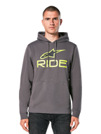 Alpinestars Ride Hoodie V 3, felpa con cappuccio grigio antracite con logo RIDE verde lime, dotata di tasca a marsupio anteriore e cappuccio con cordoncino, streetwear casual ispirato al motorsport