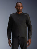 Modello che indossa la giacca Alpinestars C-1 Air in nero, giacca da moto contemporanea con ampi pannelli in rete tecnica e cerniera frontale completa, abbinata a pantaloni da guida neri coordinati, estetica urban lifestyle e per il pendolarismo
