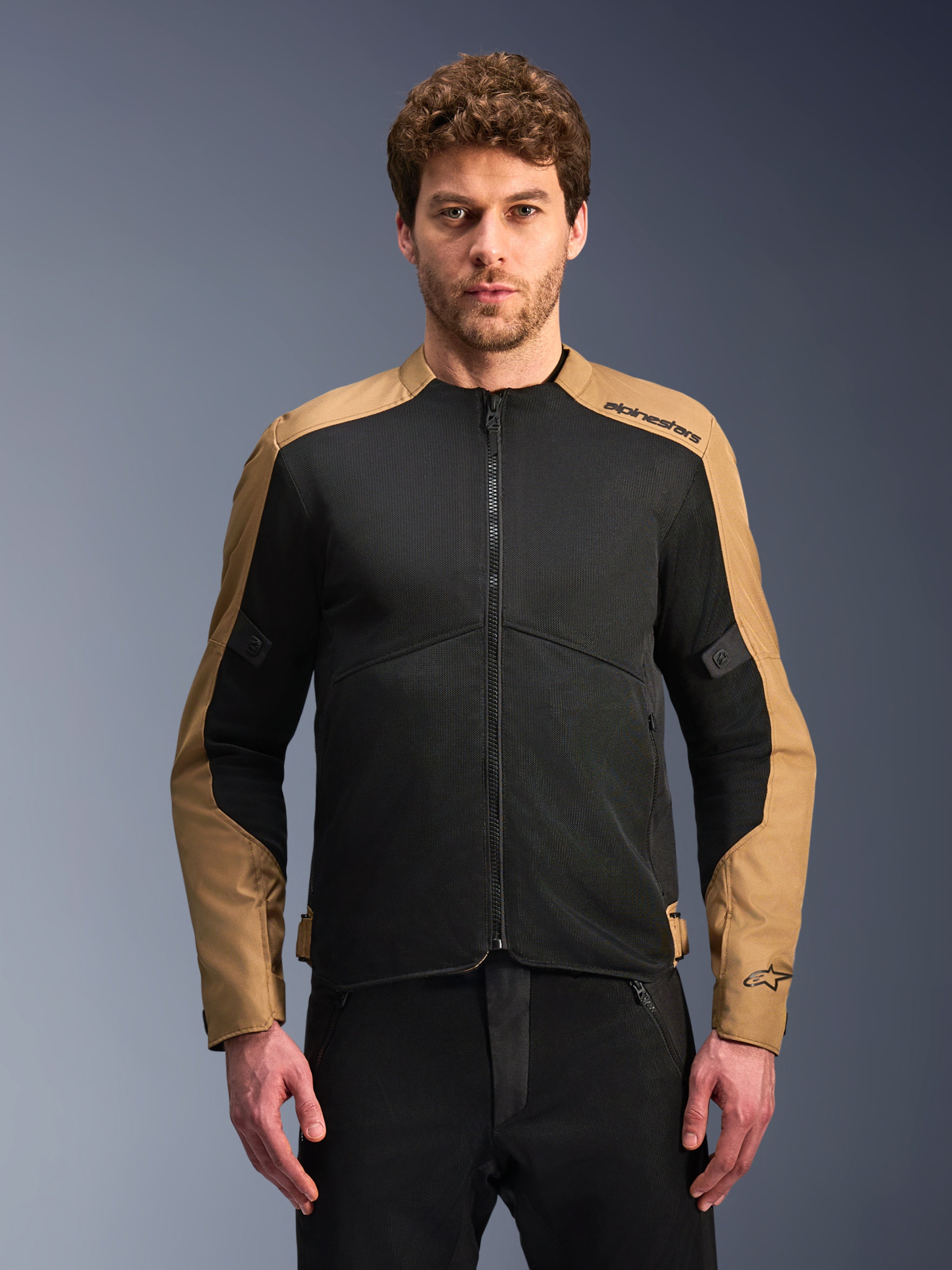 Alpinestars giacca C-1 Air, giacca da moto urban da uomo, nera e sabbia, con pannelli in rete traspirante, vista su modello.