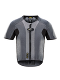 Airbag Tech-Air 5, gilet elettronico da moto grigio scuro e nero con cerniera frontale e protezione autonoma.