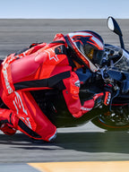 Alpinestars tuta in pelle GP Plus V4 Sprint 1 pezzo, rosso fluo e bianco, pronta per Tech-Air, pilota in piega su pista.