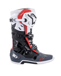 Stivali Alpinestars Tech 10 Supervented, stivali da motocross, nero, bianco, grigio medio e rosso, vista laterale con chiusure a fibbia multiple, pannelli ventilati e loghi Alpinestars rossi, design tecnico per calzature off-road