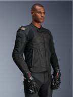 Alpinestars Dusk Leather Jacket, giacca da moto Black Laser, costruzione in pelle pregiata con contorno del logo Alpinestars e marchio sulla manica in oro, protezione esterna per le spalle DFS, abbinata a guanti GP Pro, abbigliamento racing professionale
