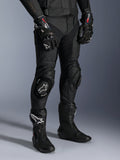 Alpinestars Missile V3, pantaloni da moto racing in pelle nera, indossati con guanti GP Pro e stivali da corsa tecnici, costruzione in pelle premium con saponette per ginocchio con logo bianco, estetica racing professionale per pista e strada