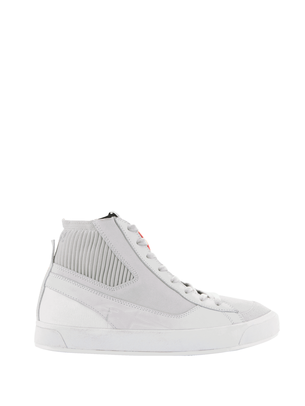 Alpinestars Stated Shoes, scarpe da moto urbane, bianco e grigio freddo, sneaker alta con colletto alla caviglia in maglia a coste, tomaia in nubuck e tela, suola in gomma vulcanizzata bianca, design retrò minimalista con dettaglio del logo rosso sulla linguetta
