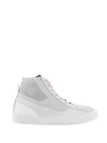 Alpinestars Stated Shoes, scarpe da moto urbane, bianco e grigio freddo, sneaker alta con colletto alla caviglia in maglia a coste, tomaia in nubuck e tela, suola in gomma vulcanizzata bianca, design retrò minimalista con dettaglio del logo rosso sulla linguetta