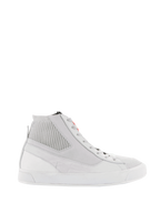 Alpinestars Stated Shoes, scarpe da moto urbane, bianco e grigio freddo, sneaker alta con colletto alla caviglia in maglia a coste, tomaia in nubuck e tela, suola in gomma vulcanizzata bianca, design retrò minimalista con dettaglio del logo rosso sulla linguetta
