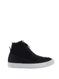 Alpinestars Stated Shoes, sneaker da moto alte nere, nero e bianco, dettaglio a coste sulla caviglia, accenti rossi sui lacci, suola vulcanizzata bianca, calzatura casual da guida urbana