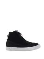 Alpinestars Stated Shoes, sneaker da moto alte nere, nero e bianco, dettaglio a coste sulla caviglia, accenti rossi sui lacci, suola vulcanizzata bianca, calzatura casual da guida urbana