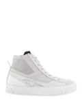 Alpinestars Stella Stated Podium Shoes, sneaker da moto alte da donna, bianco e grigio chiaro, con spessa suola vulcanizzata bianca, pannello alla caviglia in tessuto a costine, chiusura con lacci e dettaglio logo discreto, design d'ispirazione skate urbana rétro