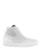 Alpinestars Stella Stated Podium Shoes, sneaker da moto alte da donna, bianco e grigio chiaro, con spessa suola vulcanizzata bianca, pannello alla caviglia in tessuto a costine, chiusura con lacci e dettaglio logo discreto, design d'ispirazione skate urbana rétro