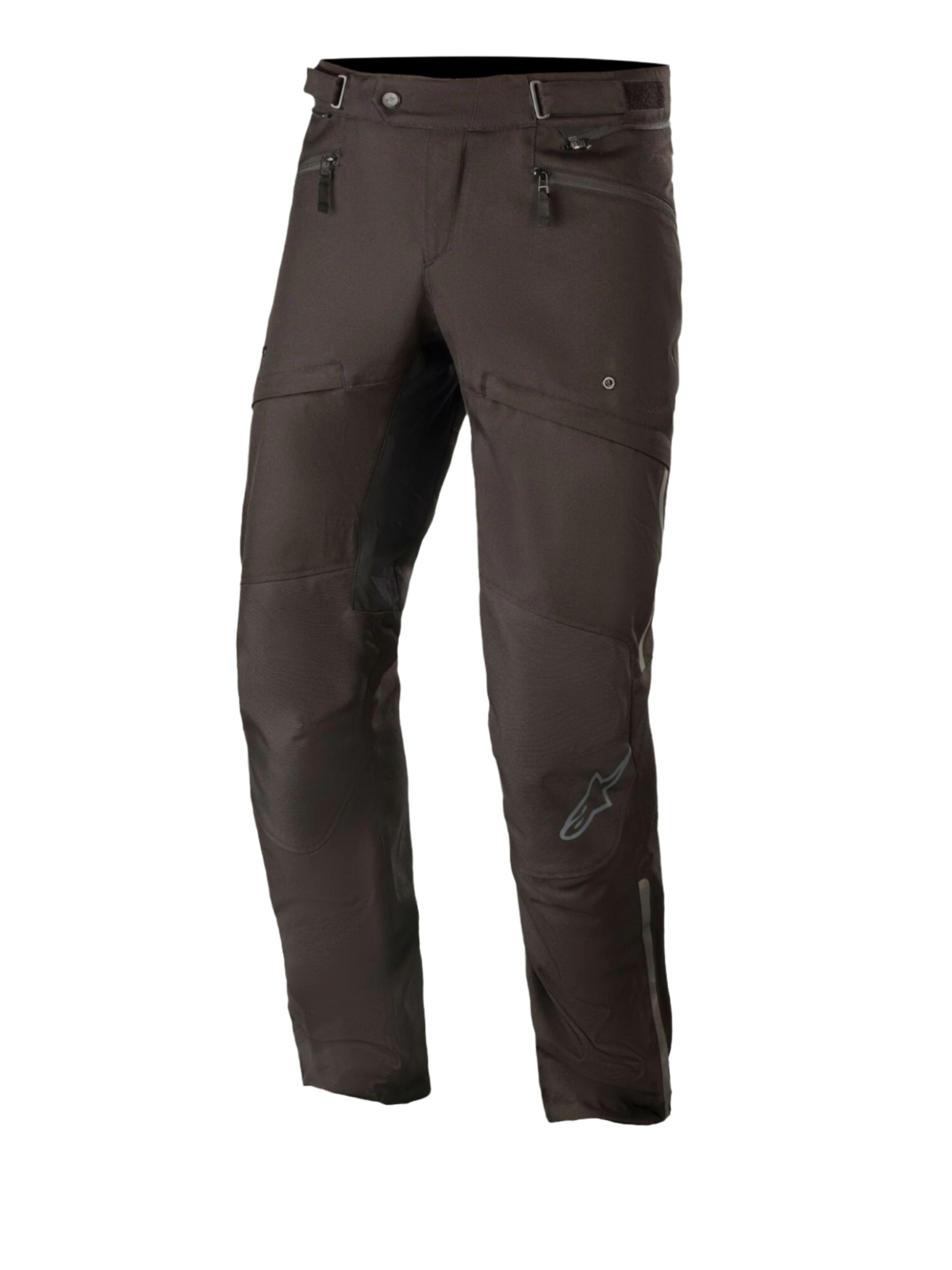 Alpinestars AST-1 V2 Waterproof Pants Long, pantaloni da moto touring neri, dotati di tasche con zip sui fianchi e cinturini regolabili in vita, gambe pre-curvate con pannelli rinforzati sulle ginocchia, logo grigio discreto sullo stinco, robusta struttura in tessuto per uso stradale in ogni condizione climatica